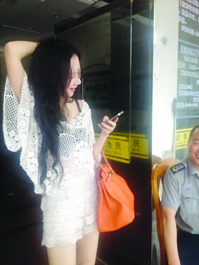 “高跟鞋姑娘”無證駕駛被罰 “國際駕照”其實(shí)是學(xué)生證