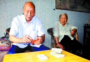 八旬老翁給乘車讓座者發(fā)2元紅包