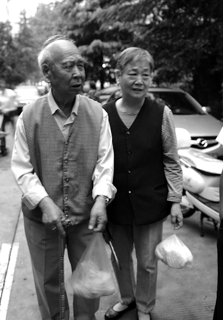 鄭州:多名警察及城管與大黃狗對(duì)峙3小時(shí)束手無(wú)策