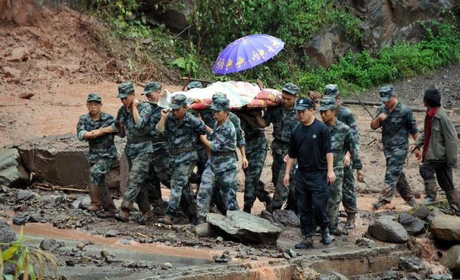 彝良地震特寫:生命的擔(dān)架