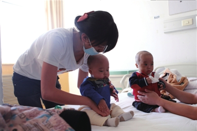 兩位媽媽換肝互救對方孩子續(xù) 兩個寶寶將出院