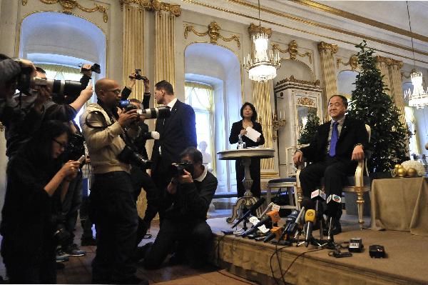 莫言抵達(dá)斯德哥爾摩并舉行新聞發(fā)布會(huì)