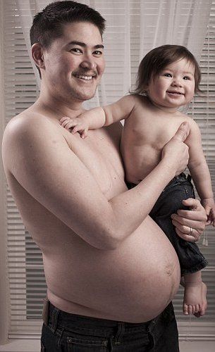 美國變性男子三次懷胎 被妻子“家暴”訴離婚受阻