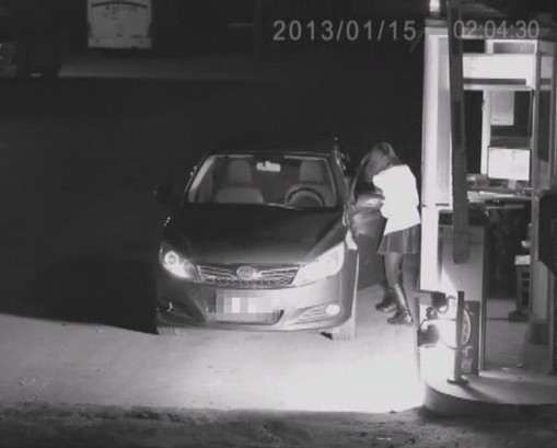 網(wǎng)曝美女車主為逃停車故意扮鬼 嚇傻收費員(圖)
