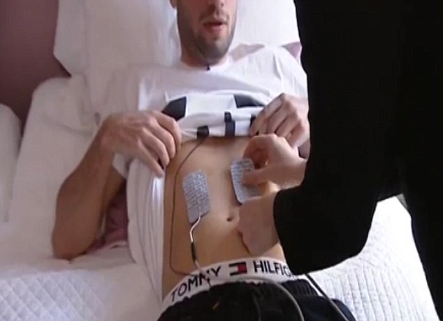 男子體驗(yàn)分娩鎮(zhèn)痛 難以忍痛終放棄(組圖)