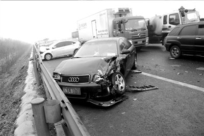 北京路面結(jié)冰致2000余起車禍 至少4人遇難(圖)