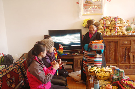 網(wǎng)友與敬老院老人歡度藏歷新年