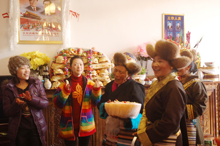 網(wǎng)友與敬老院老人歡度藏歷新年