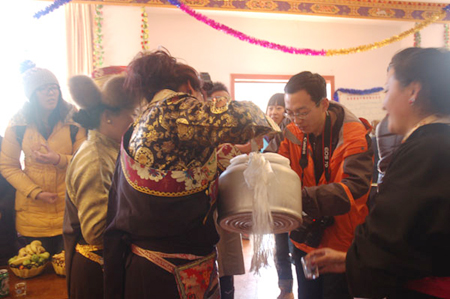 網(wǎng)友與敬老院老人歡度藏歷新年