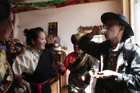 網(wǎng)友與敬老院老人歡度藏歷新年