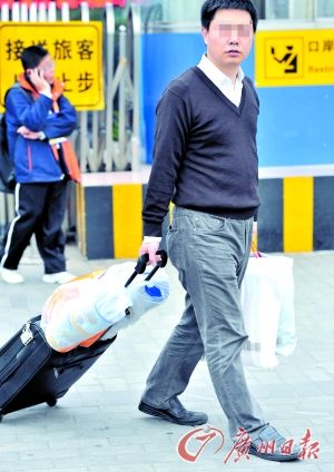 “洋奶粉”坐地起價 市民赴港“囤貨”忙