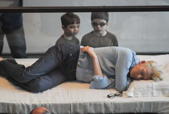 前衛(wèi)女神表演行為藝術(shù) 博物館里睡覺(jué)供人參觀