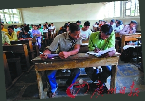 狼狗監(jiān)考擋不住印度高中考試千人作弊