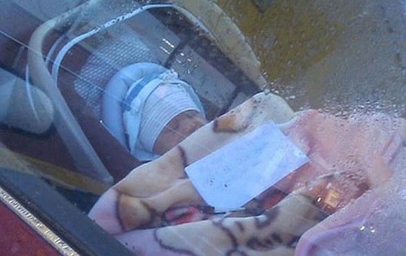 國外不靠譜母親集錦 留下嬰兒獨(dú)自逛超市