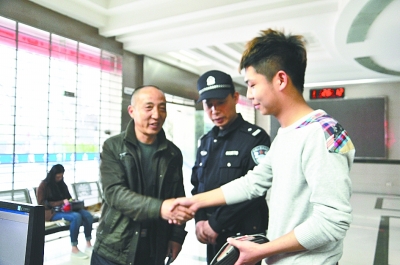 值班民警連打30個電話聯(lián)系失主均被誤為騙子