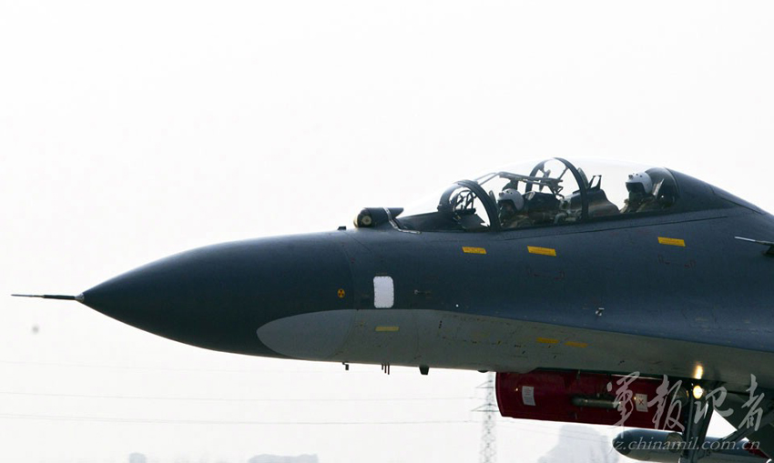 高清組圖:中國(guó)空軍蘇-27UBK型戰(zhàn)斗教練機(jī)