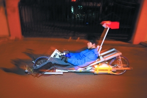 大學(xué)生造出“躺著騎”的電動車(圖)