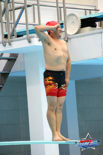 64歲牛群高臺(tái)跳水險(xiǎn)被拍暈