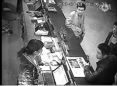 三男子深夜提無理要求遭拒 暴打酒店女前臺