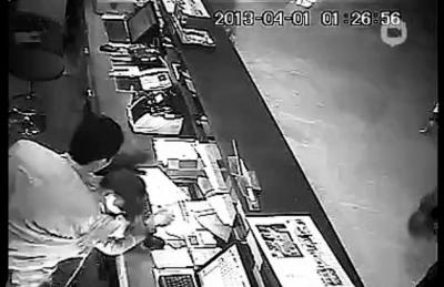 三男子深夜提無理要求遭拒 暴打酒店女前臺