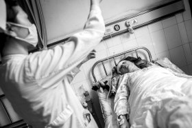 母親突遭鄰居鐵棍襲擊 用身體護(hù)住嬰兒車(chē)(圖)