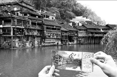 鳳凰古城收門票引質疑 游客稱強制消費變相漲價