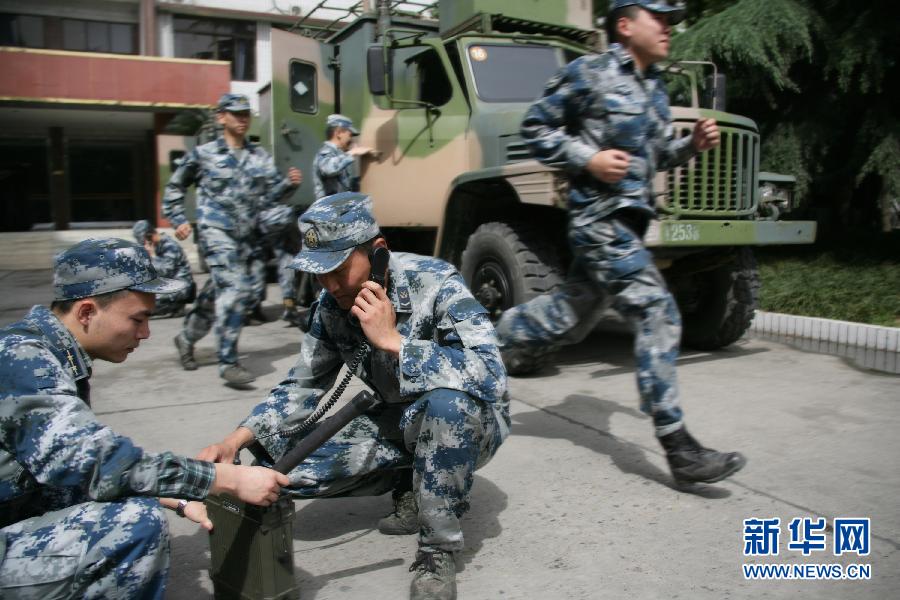 軍隊(duì)、消防、醫(yī)療等部門迅速馳援雅安受災(zāi)區(qū)