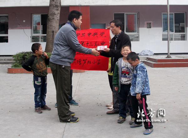 北方網(wǎng)雅安報道:中央黨校學(xué)員委托我網(wǎng)捐款災(zāi)區(qū)