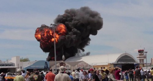 西班牙航展“古董”飛機(jī)撞樓墜毀 數(shù)千人目睹駭人場(chǎng)景