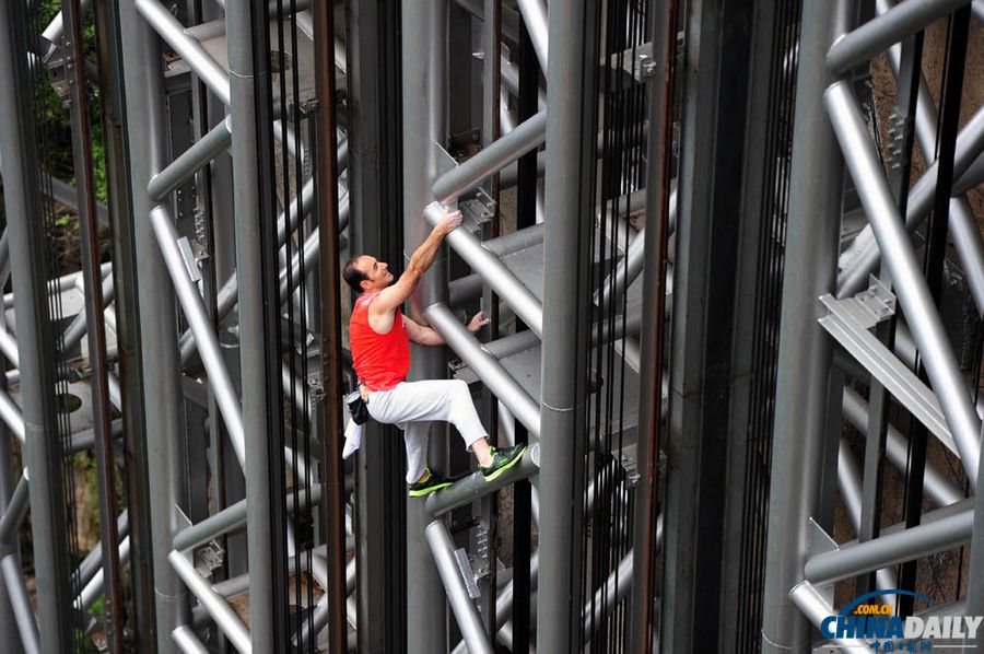 法國“蜘蛛俠”徒手挑戰(zhàn)張家界百龍?zhí)焯? style=