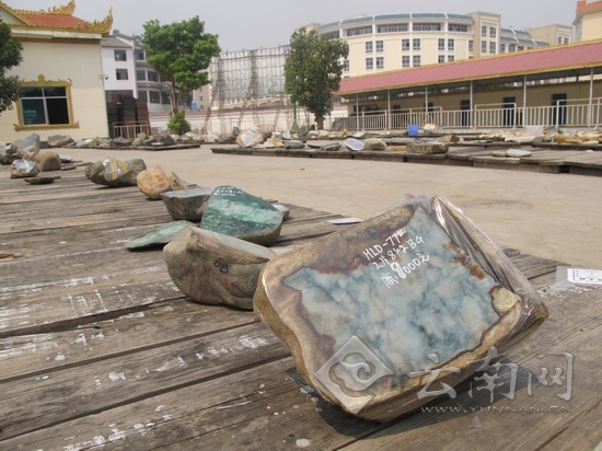 德宏州瑞麗市首個(gè)AAA級(jí)翡翠文化旅游景區(qū)揭牌[圖]