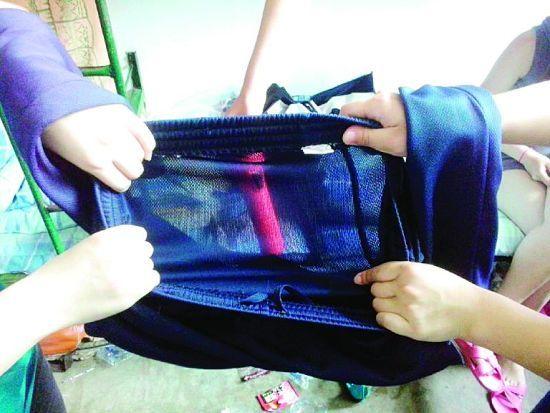 河北“透明校服”事件校方否認(rèn)存在采購(gòu)黑幕(圖)