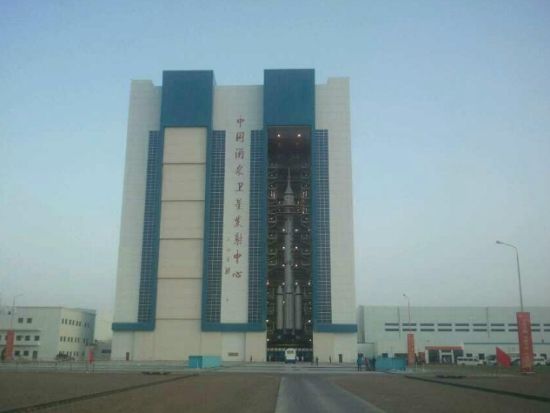 神舟十號飛船6月中旬擇機(jī)發(fā)射 船箭塔組合體轉(zhuǎn)運(yùn)至發(fā)射區(qū)