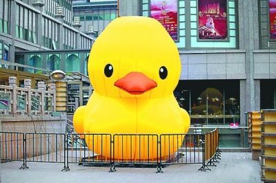 大黃鴨設(shè)計者斥抄襲愚蠢:內(nèi)地版全是山寨