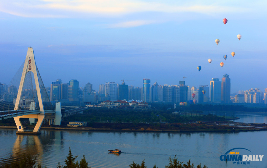 海南?？冢?5只熱氣球成功飛越瓊州海峽