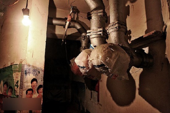 慘！北漂族地下室生活