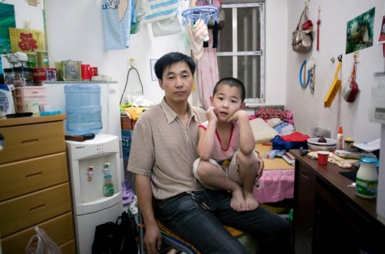 慘！北漂族地下室生活