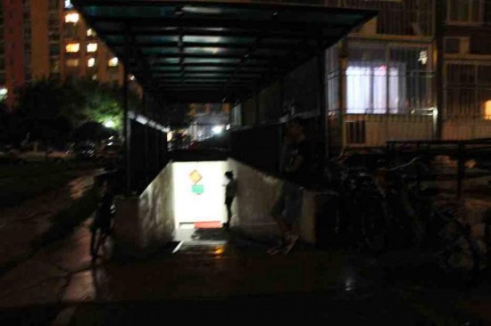 慘！北漂族地下室生活