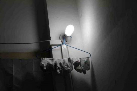 慘！北漂族地下室生活