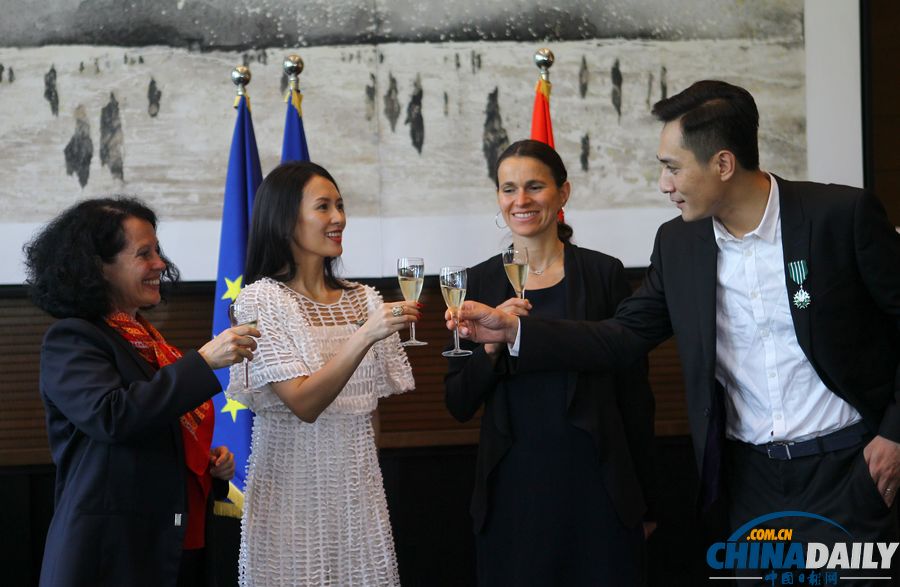 章子怡、劉燁獲頒法國(guó)藝術(shù)與文學(xué)騎士勛章