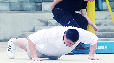 姚明訪慈善學校被