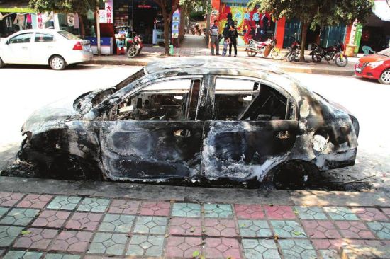 不滿女友家人 宜賓男子把準(zhǔn)岳父轎車燒成光架(圖)