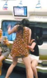 成都地鐵現(xiàn)“極品媽媽” 當(dāng)兒子面謾罵揍女子(圖)