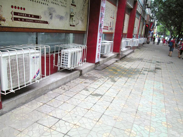 20米人行道安7個(gè)空調(diào)外機(jī) 路人熱得“遭不住”