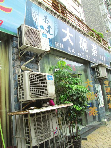 20米人行道安7個(gè)空調(diào)外機(jī) 路人熱得“遭不住”
