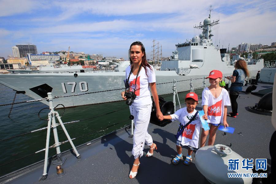 中國(guó)海軍參演軍艦向俄羅斯民眾開放