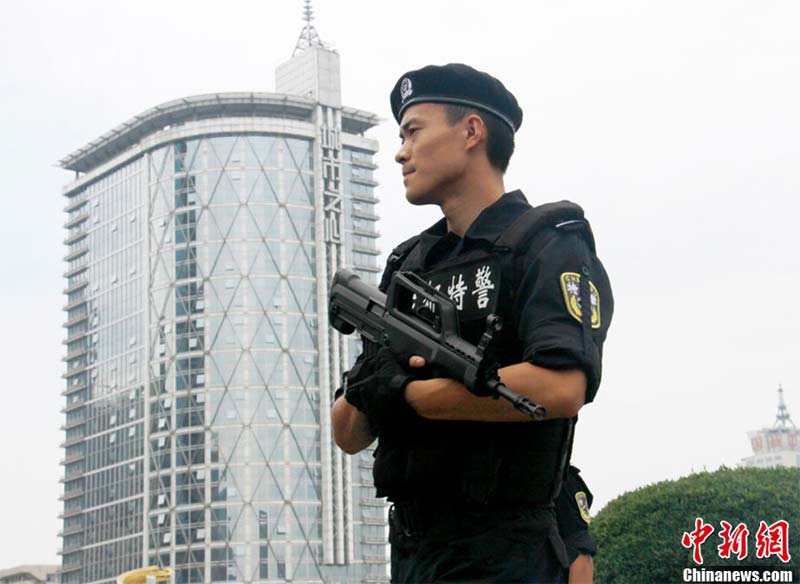 高清：成都男女精英特警全副武裝 混編巡邏