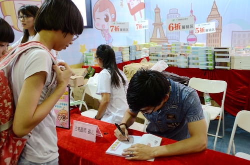 廣州暑期首場動漫展人氣爆棚 cosplay玩轉(zhuǎn)不停