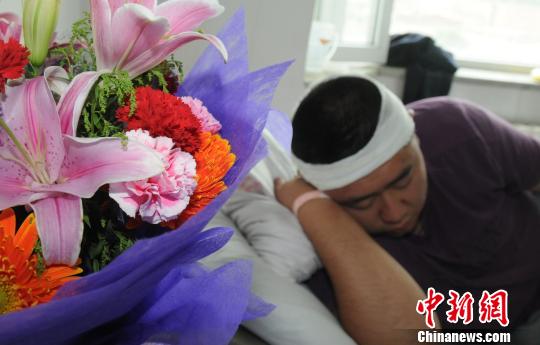 西寧警察處警被城管打傷槍險被搶 當(dāng)?shù)卣{(diào)查(圖)