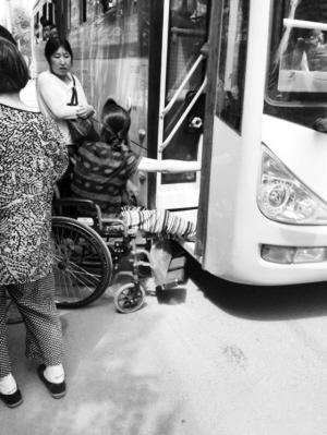 女子坐輪椅上公交被司機(jī)拒絕 堵車門20分鐘(圖)